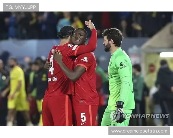 范戴克科纳特赛后安慰染红离场的纳洛展现团队精神 范戴克科纳特赛后安慰染红离场的纳洛展现团队精神